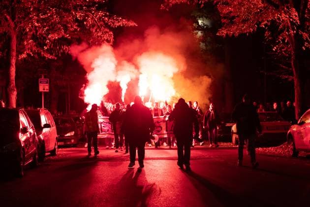 31.10.2025, xhfmx, Eishockey DEL2, EC Bad Nauheim - ESV Kaufbeuren Fanmarsch Sonderzug ESV Kaufbeuren mit Pyhrotechnik in Bad Nauheim mit rund 600 Fans (DFL DFB REGULATIONS PROHIBIT ANY USE OF PHOTOGRAPHS as IMAGE SEQUENCES and or QUASI-VIDEO) Bad Nauheim