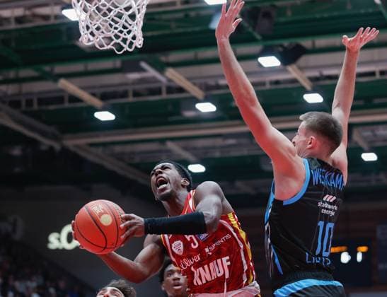 Im Bild: v.li. Marcus Carr(Wuerzburg Baskets, 5) gegen Joe Wieskamp (Science City Jena, 10) 31.10.2025, Basketball, Fitness First Wuerzburg Baskets vs. Science City Jena, easyCredit BBL, 6. Spieltag, Deutschland, Wuerzburg, tectake-Arena, Copyright: HMBxMedia xJulienxBecker