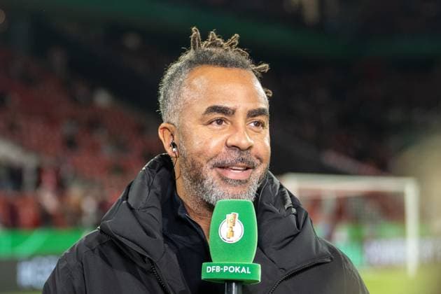 29.10.2025, Fussball: DFB Pokal, Saison 2025 2026, 2. Runde, 1. FC Koeln vs. FC Bayern Muenchen im RheinEnergie Stadion in Koeln. Patrick Owomoyela (Fussballexperte) im Interview vor Spiel. Wichtiger Hinweis: Gemaess den Vorgaben der DFL Deutsche Fussball Liga bzw. des DFB Deutscher Fussball-Bund ist es untersagt, in dem Stadion und oder vom Spiel angefertigte Fotoaufnahmen in Form von Sequenzbildern und oder videoaehnlichen Fotostrecken zu verwerten bzw. verwerten zu lassen. Foto: Kirchner-Media Thomas Haesler Copyright: xKirchner-Media ThomasxHaeslerx