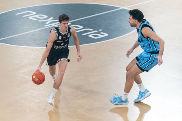 Richard Balint (BMA365 Bamberg Baskets, 11) im Dribbling gegen Benedikt Turudic (Veolia Towers Hamburg, 44), GER, Veolia Towers Hamburg vs BMA365 Bamberg Baskets, Basketball, Bundesliga, Spieltag 6, Saison 2025 2026, 01.11.2025 GER, Veolia Towers Hamburg vs BMA365 Bamberg Baskets, Basketball, Bundesliga, Spieltag 6, Saison 2025 2026, 01.11.2025 Hamburg Copyright: xEibner-Pressefoto MaxxVincenx EP_MVN