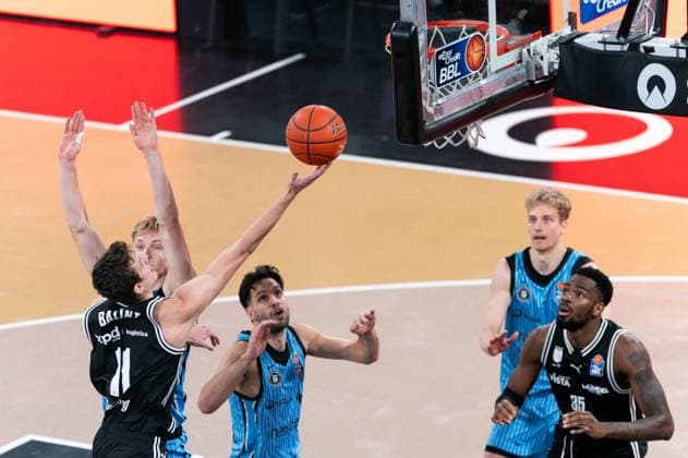 Richard Balint (BMA365 Bamberg Baskets, 11) beim Korbleger gegen Jared Grey (Veolia Towers Hamburg, 08) und Benedikt Turudic (Veolia Towers Hamburg, 44), GER, Veolia Towers Hamburg vs BMA365 Bamberg Baskets, Basketball, Bundesliga, Spieltag 6, Saison 2025 2026, 01.11.2025 GER, Veolia Towers Hamburg vs BMA365 Bamberg Baskets, Basketball, Bundesliga, Spieltag 6, Saison 2025 2026, 01.11.2025 Hamburg Copyright: xEibner-Pressefoto MaxxVincenx EP_MVN