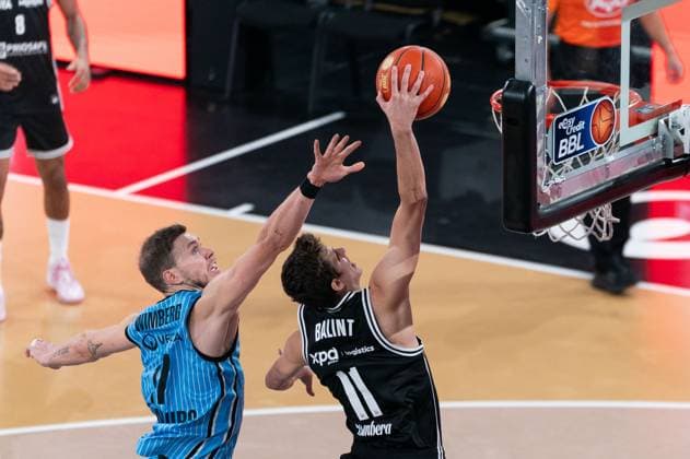 Richard Balint (BMA365 Bamberg Baskets, 11) beim Korbleger gegen Niklas Wimberg (Veolia Towers Hamburg, 17), GER, Veolia Towers Hamburg vs BMA365 Bamberg Baskets, Basketball, Bundesliga, Spieltag 6, Saison 2025 2026, 01.11.2025 GER, Veolia Towers Hamburg vs BMA365 Bamberg Baskets, Basketball, Bundesliga, Spieltag 6, Saison 2025 2026, 01.11.2025 Hamburg Copyright: xEibner-Pressefoto MaxxVincenx EP_MVN