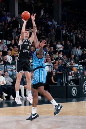 Richard Balint (BMA365 Bamberg Baskets, 11) beim Wurf gegen Justin Edler Davis (Veolia Towers Hamburg, 19), GER, Veolia Towers Hamburg vs BMA365 Bamberg Baskets, Basketball, Bundesliga, Spieltag 6, Saison 2025 2026, 01.11.2025 GER, Veolia Towers Hamburg vs BMA365 Bamberg Baskets, Basketball, Bundesliga, Spieltag 6, Saison 2025 2026, 01.11.2025 Hamburg Copyright: xEibner-Pressefoto MaxxVincenx EP_MVN
