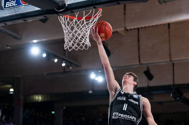 Richard Balint (BMA365 Bamberg Baskets, 11) beim Korbleger, GER, Veolia Towers Hamburg vs BMA365 Bamberg Baskets, Basketball, Bundesliga, Spieltag 6, Saison 2025 2026, 01.11.2025 GER, Veolia Towers Hamburg vs BMA365 Bamberg Baskets, Basketball, Bundesliga, Spieltag 6, Saison 2025 2026, 01.11.2025 Hamburg Copyright: xEibner-Pressefoto MaxxVincenx EP_MVN