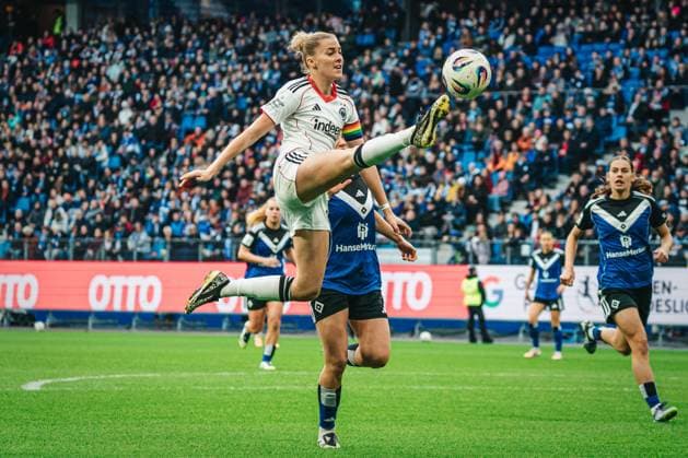 Google Pixel Frauen-Bundesliga: Hamburger SV vs. Eintracht Frankfurt, 02.11.2025 Laura Freigang (Eintracht Frankfurt, 10) bekommt den Ball nicht mehr; Fußball, Google Pixel Frauen-Bundesliga, 8. Spieltag: Hamburger SV vs. Eintracht Frankfurt am 02.11.2025 im Volksparkstadion, Hamburg DFB DFL REGULATIONS PROHIBIT ANY USE OF PHOTOGRAPHS AS IMAGE SEQUENCES AND OR QUASI-VIDEO. Copyright: xBEAUTIFULxSPORTS Tonhäuserx