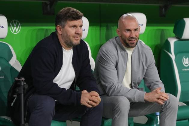 02.11.2025, xgox, Fussball 1. Bundesliga, VfL Wolfsburg - TSG 1899 Hoffenheim emspor, v.l. Andreas Schicker (Hoffenheim, Geschäftsführer , Christian Ilzer (Hoffenheim, Trainer) (DFL DFB REGULATIONS PROHIBIT ANY USE OF PHOTOGRAPHS as IMAGE SEQUENCES and or QUASI-VIDEO) Wolfsburg