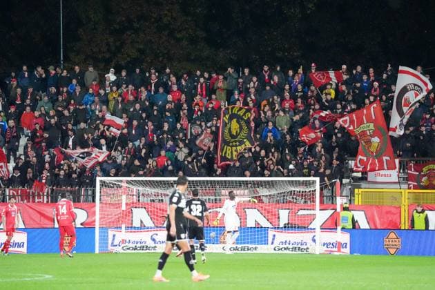 I tifosi dell AC Monza durante la partita tra AC Monza e Spezia Calcio del Campionato italiano di calcio Serie BKT 2025 2026 , Domenica 2 Novemnre 2025, - calcio ( Photo by Alessio Morgese LaPresse)  Copyright: xAlessioxMorgesex xLaPressex