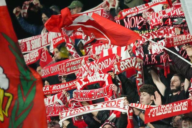 I tifosi dell AC Monza durante la partita tra AC Monza e Spezia Calcio del Campionato italiano di calcio Serie BKT 2025 2026 , Domenica 2 Novemnre 2025, - calcio ( Photo by Alessio Morgese LaPresse)  Copyright: xAlessioxMorgesex xLaPressex