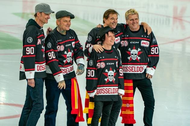 02.11.2025, xkkux, Eishockey, DEL2, Düsseldorfer EG - Starbulls Rosenheim, PSD Bank Dome Düsseldorf: Die Toten Hosen zu Gast beim Eishockey Nordrhein-Westfahlen Deutschland