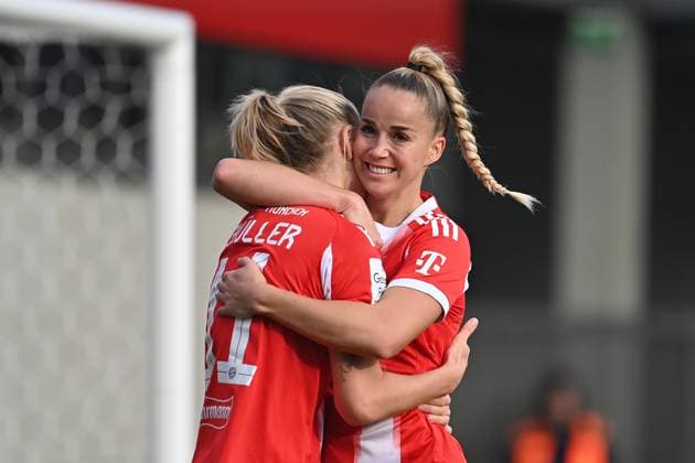 Torjubel Lea SCHUELLER (li,FCB) mit Giulia GWINN (FCB), Jubel,Freude,Begeisterung, Aktion, Fussball Google Pixel Bundesliga der Frauen Saison 2025 2026, 8.Spieltag, Spieltag08 FC Bayern Muenchen Frauen - SGS Essen 4-1 am 01.11.2025 FC BAYERN CAMPUS