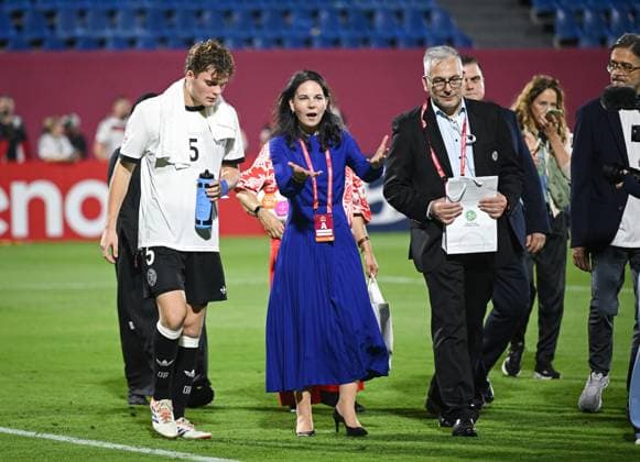 Fussball, Junioren U 17 WM 2025 Doha Katar Vorrunde 04.11.2025 Gruppe G Deutschland - Kolumbien Praesidentin der UN-Vollversammlung, Annalena Baerbock (Mitte) im Gespraech mit Ben Hawighorst (li) nach dem Spiel auf dem Spielfeld