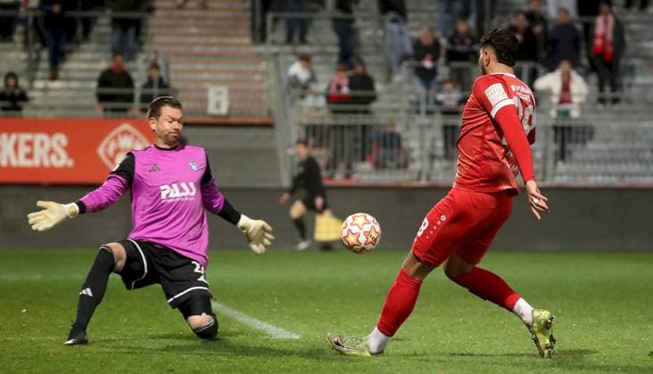 04.11.2025, xfsx, Herren, Fussball, Saison 2025 2026, BFV Verbandspokal, Viertellfinale: FC Wuerzburger Kickers - SV Viktoria Aschaffenburg v.li.: Max Gruen (SV Viktoria Aschaffenburg), Ebrahim Fahrahnak (FC Wuerzburger Kickers) Wuerzburg AKON ARENA Bayern Deutschland