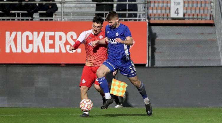 04.11.2025, xfsx, Herren, Fussball, Saison 2025 2026, BFV Verbandspokal, Viertellfinale: FC Wuerzburger Kickers - SV Viktoria Aschaffenburg v.li.: Dion Berisha (FC Wuerzburger Kickers), Niklas Borger (SV Viktoria Aschaffenburg) Wuerzburg AKON ARENA Bayern Deutschland
