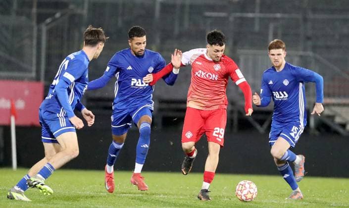 04.11.2025, xfsx, Herren, Fussball, Saison 2025 2026, BFV Verbandspokal, Viertellfinale: FC Wuerzburger Kickers - SV Viktoria Aschaffenburg v.li.: Justin Berg (SV Viktoria Aschaffenburg), David Nene (SV Viktoria Aschaffenburg), Dion Berisha (FC Wuerzburger Kickers), Benjamin Franz (SV Viktoria Aschaffenburg) Wuerzburg AKON ARENA Bayern Deutschland