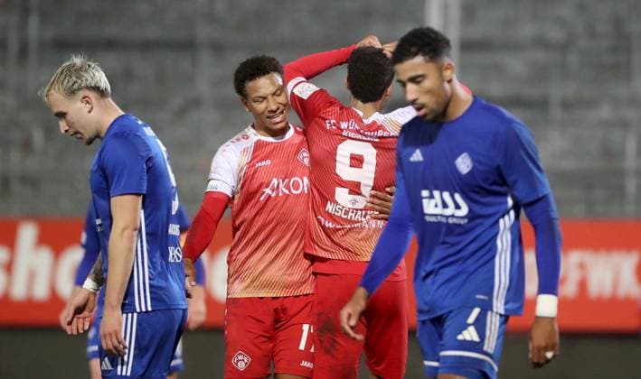 04.11.2025, xfsx, Herren, Fussball, Saison 2025 2026, BFV Verbandspokal, Viertellfinale: FC Wuerzburger Kickers - SV Viktoria Aschaffenburg v.li.: Georgios Makridis (SV Viktoria Aschaffenburg), Liam Omore (FC Wuerzburger Kickers) lacht, lachend, laecheln, Freude, Jermain Nischalke (FC Wuerzburger Kickers), David Nene (SV Viktoria Aschaffenburg) enttaeuscht schauend, Enttaeuschung, disappointed Wuerzburg AKON ARENA Bayern Deutschland
