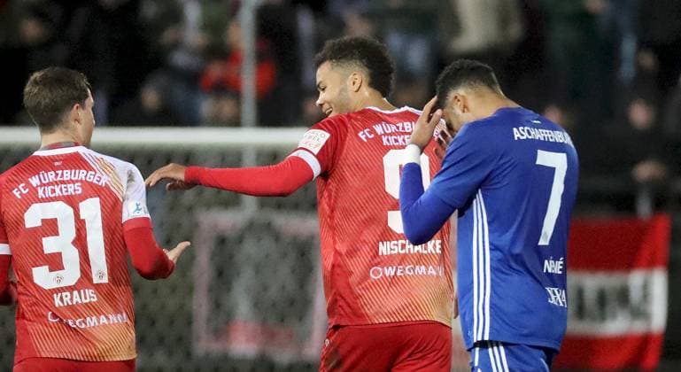 04.11.2025, xfsx, Herren, Fussball, Saison 2025 2026, BFV Verbandspokal, Viertellfinale: FC Wuerzburger Kickers - SV Viktoria Aschaffenburg v.li.: Tim Kraus (FC Wuerzburger Kickers), Jermain Nischalke (FC Wuerzburger Kickers) mit Torjubel, celebrate the goal, goal celebration, Jubel ueber das Tor zum 1:0, David Nene (SV Viktoria Aschaffenburg) enttaeuscht schauend, Enttaeuschung, disappointed Wuerzburg AKON ARENA Bayern Deutschland