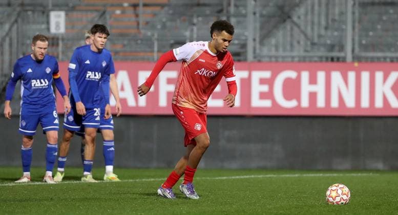 04.11.2025, xfsx, Herren, Fussball, Saison 2025 2026, BFV Verbandspokal, Viertellfinale: FC Wuerzburger Kickers - SV Viktoria Aschaffenburg v.li.: Roberto Desch (SV Viktoria Aschaffenburg), Justin Berg (SV Viktoria Aschaffenburg), Jermain Nischalke (FC Wuerzburger Kickers) erzielt das Tor zum 1:0, scores the goal 1:0 Wuerzburg AKON ARENA Bayern Deutschland