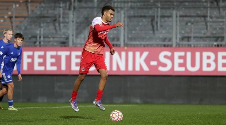 04.11.2025, xfsx, Herren, Fussball, Saison 2025 2026, BFV Verbandspokal, Viertellfinale: FC Wuerzburger Kickers - SV Viktoria Aschaffenburg v.li.: Jermain Nischalke (FC Wuerzburger Kickers) erzielt das Tor zum 1:0, scores the goal 1:0 Wuerzburg AKON ARENA Bayern Deutschland