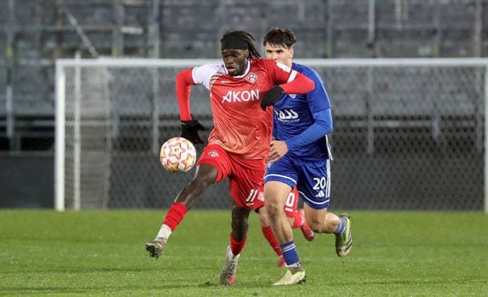 04.11.2025, xfsx, Herren, Fussball, Saison 2025 2026, BFV Verbandspokal, Viertellfinale: FC Wuerzburger Kickers - SV Viktoria Aschaffenburg v.li.: Cherif Cisse (FC Wuerzburger Kickers), Justin Berg (SV Viktoria Aschaffenburg) Wuerzburg AKON ARENA Bayern Deutschland