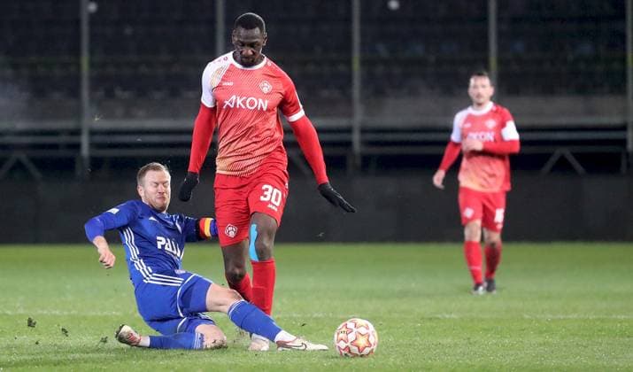 04.11.2025, xfsx, Herren, Fussball, Saison 2025 2026, BFV Verbandspokal, Viertellfinale: FC Wuerzburger Kickers - SV Viktoria Aschaffenburg v.li.: Roberto Desch (SV Viktoria Aschaffenburg), Tarsis Bonga (FC Wuerzburger Kickers) Wuerzburg AKON ARENA Bayern Deutschland