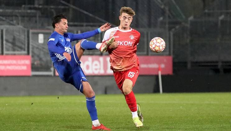 04.11.2025, xfsx, Herren, Fussball, Saison 2025 2026, BFV Verbandspokal, Viertellfinale: FC Wuerzburger Kickers - SV Viktoria Aschaffenburg v.li.: Adrian Asani (SV Viktoria Aschaffenburg), Tiago de Moura Moraes (FC Wuerzburger Kickers) Wuerzburg AKON ARENA Bayern Deutschland