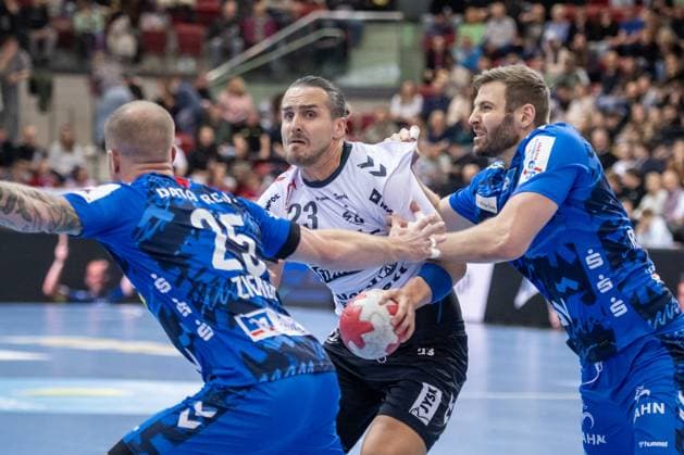 Kent Robin Tonnesen (SG Flensburg-Handewitt, 23) zwischen Patrick Zieker (TVB Stuttgart, 25) und Samuel Roethlisberger (TVB Stuttgart, 17), re. GER, TVB Stuttgart - SG Flensburg-Handewitt, DAIKIN HBL, Handball, Bundesliga, DHB Pokal Achtelfinale, Spielzeit 2025 2026, 05.11.2025 GER, TVB Stuttgart - SG Flensburg-Handewitt, DAIKIN HBL, Handball, Bundesliga, DHB Pokal Achtelfinale, Spielzeit 2025 2026, 05.11.2025 Stuttgart Copyright: xSandyxDinkelackerx EP_SDR