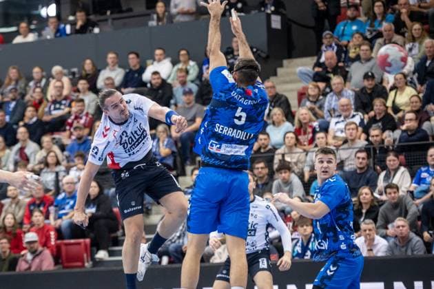 Kent Robin Tonnesen (SG Flensburg-Handewitt, 23) setzt sich durch gegen Antonio Serradilla (TVB Stuttgart, 05) GER, TVB Stuttgart - SG Flensburg-Handewitt, DAIKIN HBL, Handball, Bundesliga, DHB Pokal Achtelfinale, Spielzeit 2025 2026, 05.11.2025 GER, TVB Stuttgart - SG Flensburg-Handewitt, DAIKIN HBL, Handball, Bundesliga, DHB Pokal Achtelfinale, Spielzeit 2025 2026, 05.11.2025 Stuttgart Copyright: xSandyxDinkelackerx EP_SDR