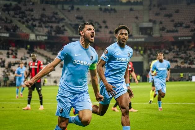 Fussball, UEFA Europa League 2025 26, 4. Spieltag - OGC Nizza vs SC Freiburg - Allianz Riviera (Nizza, Frankreich): Tor und Torjubel zum 1:2 durch Vincenzo Grifo (SC Freiburg, 32) per Foulelfmeter - Freude, Emotionen, Jubel Copyright: xJOERANxSTEINSIEKx