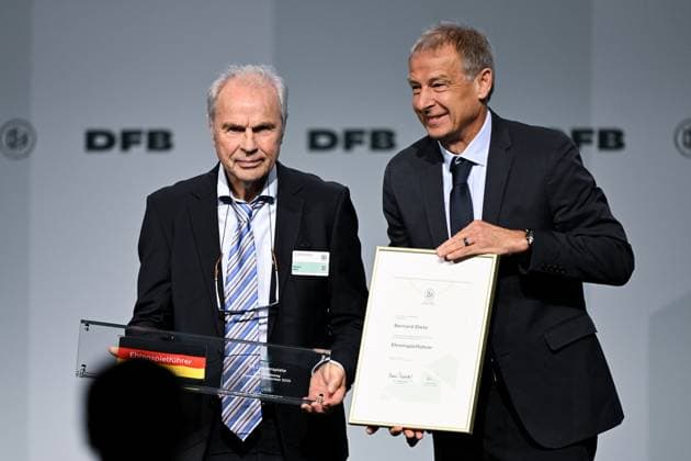 GER, Bernhard Dietz (Ehrenspielführer des DFB) bei seiner Ernennung mit Jürgen Klinsmann auf dem 45. Ordentlichen DFB-Bundestag im DFB-Campus in Frankfurt am Main, 7.11.2025. 45. Ordentlicher DFB-Bundestag in Frankfurt am Main Frankfurt am Main Copyright: xEibner-Pressefoto FlorianxWiegandx EP_FWD