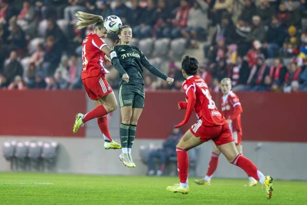 Pernille Harder 21 (FC Bayern Muenchen Frauen), Kopfball im Zweikampf, FC Bayern Frauen Muenchen - 1. FC Union Berlin, Google Pixel Frauenbundesliga, 10. Spieltag, 07.11.25 DFB regulations prohibit any use of photographs as image sequences and or quasi-video. (kolbert-press) Muenchen Bayern Deutschland
