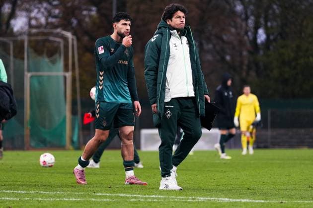 Deutschland: Fussball Regionalliga Nord Saison 2025 26, 18. Spieltag - SV Werder Bremen II U23 vs FSV Schöningen - Weserstadion Platz 11: Nelson Valdez (Co-Trainer, Werder Bremen II U23), Safa Yildirim (Werder Bremen II U23, 7) Copyright: xLeonxFrickx