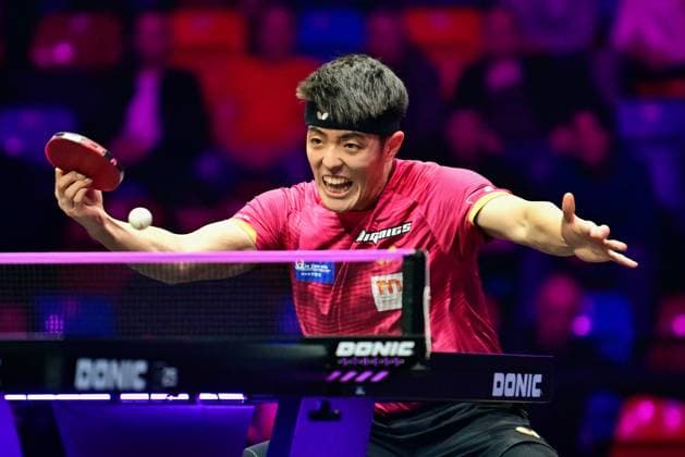Dang Qiu, Deutschland, Borussia Düsseldorf, gewinnt im Viertelfinale des WTT Champions Frankfurt gegen seinen Vereinskollegen Anton Källberg (Schweden) Dang Qiu, Deutschland, Borussia Düsseldorf, Europameister 2022 und Gewinner des WTT Star Contender 2025, gewinnt am 8. November im Viertelfinale des mit 500.000 Dollar dotierten WTT Champions Frankfurt 2025 in der Süwag Energie ARENA und erreicht das Halbfinale am Sonntag durch einen Sieg über seinen Düsseldorfer Vereinskollegen Anton Källberg (Schweden) Frankfurt Süwag Energie ARENA, former Ballsporthalle Frankfurt Germany, Deutschland