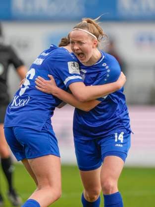 09.11.2025, Hänsch-Arena, Meppen, GER, 2. Frauen-Bundesliga: SV Meppen vs VfB Stuttgart, 1:0-Torschütze (Bente Marie Bode SV Meppen 14) jubelt mit Laura Bröring (SV Meppen 6) DFL REGULATIONS PROHIBIT ANY USE OF PHOTOGRAPHS AS IMAGE SEQUENCES AND OR QUASI-VIDEO. Meppen Niedersachsen Deutschland Hänsch-Arena