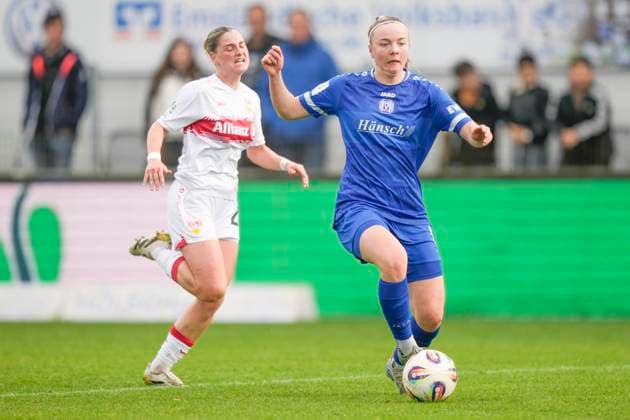 09.11.2025, Hänsch-Arena, Meppen, GER, 2. Frauen-Bundesliga: SV Meppen vs VfB Stuttgart, 1:0-Torschütze (Bente Marie Bode SV Meppen 14) kurz vor dem Torschuss DFL REGULATIONS PROHIBIT ANY USE OF PHOTOGRAPHS AS IMAGE SEQUENCES AND OR QUASI-VIDEO. Meppen Niedersachsen Deutschland Hänsch-Arena