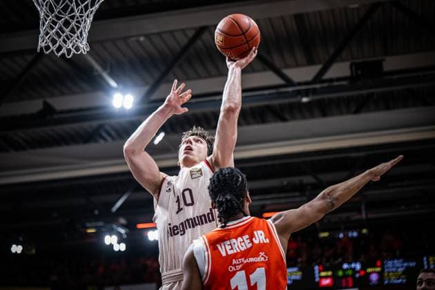 1. Basketball Bundesliga, easyCredit BBL, Saison 2025 2026, Herren, Hauptrunde, 7. Spieltag, 09.11.2025, RASTA Vechta - FC Bayern München Basketball Justinian Jessup ( 10 - FC Bayern München Basketball) beim Korbleger Vechta RASTA Dome Niedersachsen Deutschland