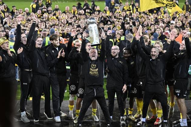 HÄLLEVIK , SVERIGE 20251109 Mjällbys tränare Anders Torstensson lyfter SM-pokalen efter söndagens fotbollsmatch i allsvenskans sista omgang mellan Mjällby AIF och BK Häcken pa Strandvallen. HÄLLEVIK SVERIGE x50090x Copyright: xJohanxNilsson TTx ALLSVENSKAN MJÄLLBY-HÄCKEN