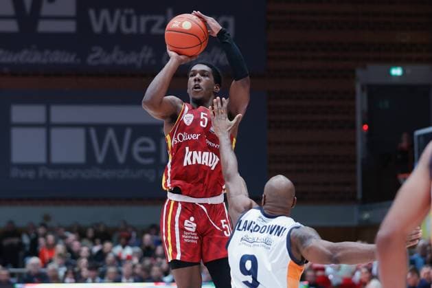Im Bild: v.li. Marcus Carr(Wuerzburg Baskets, 5) gegen DeAndre Lansdowne (Rostock Seawolves, 9) 09.11.2025, Basketball, Fitness First Wuerzburg Baskets vs. Rostock Seawolves, easyCredit BBL, 7. Spieltag, Deutschland, Wuerzburg, tectake-Arena, Copyright: HMBxMedia xJulienxBecker