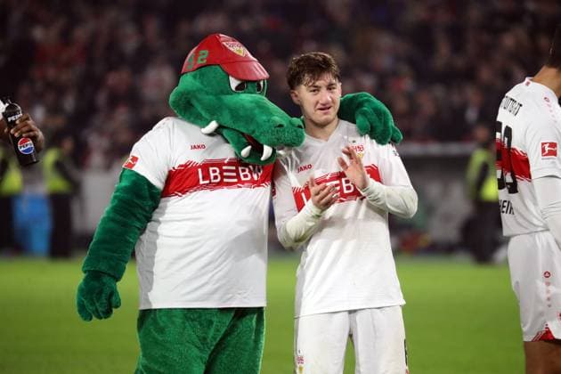 09.11.25 VfB Stuttgart - FC Augsburg Deutschland, Stuttgart, 09.11.2025, Fussball, Bundesliga, Saison 2025 2026, VfB Stuttgart - FC Augsburg: v.l. Fritzle (Maskottchen VfB Stuttgart), Angelo Stiller (VfB Stuttgart).