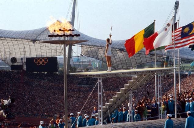 Olympische Sommer-Spiele München 1972 - Eröffnungsfeier Der deutsche Leichtathlet Günter Zahn entzündet das Olympische Feuer bei der feierlichen Eröffnung der Olympischen Sommerspiele 1972 im Münchner Olympiastadion. München Bayern Deutschland Copyright: xUnitedxArchivesx xSvenxSimonxSportx SVS_95010000005