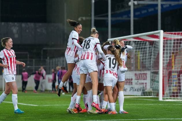 Torjubel, Emotionen, Jubel, Torerfolg, Abschluss, Treffer , Deutschland, Fussball, GooglePixel Frauen-Bundesliga, 10.Spieltag, 2025 2026, SC Freiburg vs. Bayer 04 Leverkusen, 10.11.2025, Dreisamstadion, Freiburg, Deutschland DFB REGULATIONS PROHIBIT ANY USE OF PHOTOGRAPHS AS IMAGE SEQUENCES AND OR QUASI-VIDEO. Freiburg Dreisamstadion Baden-Wuerttemberg Deutschland Copyright: xArnexAmbergx