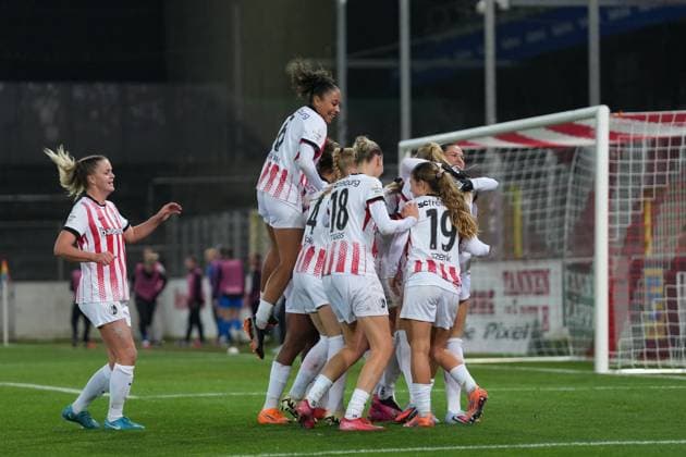 Torjubel, Emotionen, Jubel, Torerfolg, Abschluss, Treffer , Deutschland, Fussball, GooglePixel Frauen-Bundesliga, 10.Spieltag, 2025 2026, SC Freiburg vs. Bayer 04 Leverkusen, 10.11.2025, Dreisamstadion, Freiburg, Deutschland DFB REGULATIONS PROHIBIT ANY USE OF PHOTOGRAPHS AS IMAGE SEQUENCES AND OR QUASI-VIDEO. Freiburg Dreisamstadion Baden-Wuerttemberg Deutschland Copyright: xArnexAmbergx