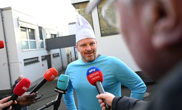 10.11.2025, xophax, Fussball 1.Bundesliga, 1.FC Köln 11.11.Karnevalsbeginn in Köln , Training. Verkleidet und Spasstraining der Mannschaft vom 1.FC Köln. Mannschaft verkleidet beim Training. Trainer Lukas Kwasniok beim sky Interview ( 1.FC Köln ) Köln
