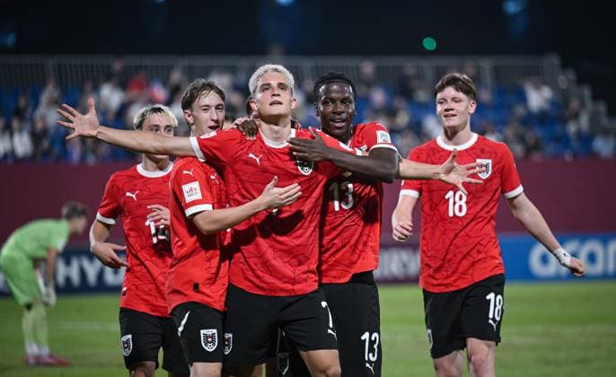 Fussball, Junioren U 17 WM 2025 Doha Katar Vorrunde 11.11.2025 Gruppe L Neuseeland - Oesterreich TEAMJUBEL Oesterreich; Jakob Werner, Torschuetze zum 0-1 Nicolas Jozepovic, Kenny Nzogang und Luca Weinhandl (v.li.)