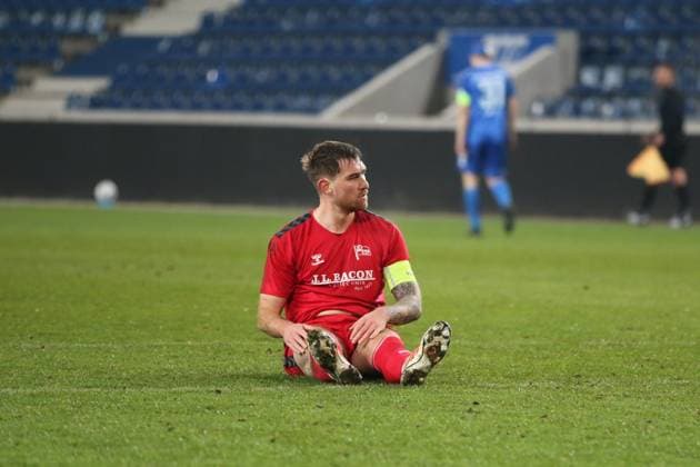 11.11.2025 Fußball Herren 2025 2026 Regionalliga Nordost 15. Spieltag 1. FC Magdeburg II U23 - FC Hertha 03 Zehlendorf Avnet Arena Magdeburg Zehlendorfs Mannschaftskapitän Jake Robert Wilton am Boden. Magdeburg Sachsen-Anhalt Deutschland