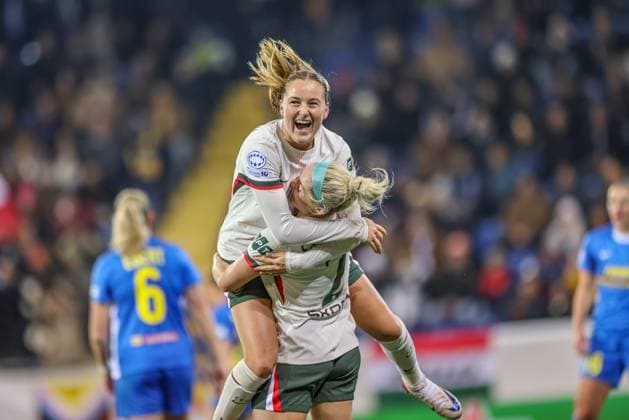 AUT, München, SKN St. Pölten vs Chelsea London, Women s Champions League, UEFA, Saison 2526, NV Arena, 3. Spieltag im Bild: Wieke Kaptein (Chelsea London 18) scores the first goal for Chelsea, celebration and joy with Ellie Carpenter (Chelsea London 2), Tor und Jubel DFB DFL REGULATIONS PROHIBIT ANY USE OF PHOTOGRAPHS AS IMAGE SEQUENCES AND OR QUASI-VIDEO, 11.11.2025, Copyright: HMBxMedia HendrikxHamelau