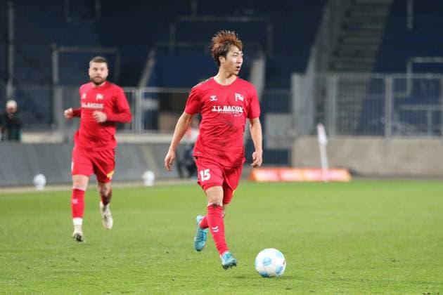 11.11.2025 Fußball Herren 2025 2026 Regionalliga Nordost 15. Spieltag 1. FC Magdeburg II U23 - FC Hertha 03 Zehlendorf Avnet Arena Magdeburg Shinji Yamada (Zehlendorf) führt den Ball. Magdeburg Sachsen-Anhalt Deutschland