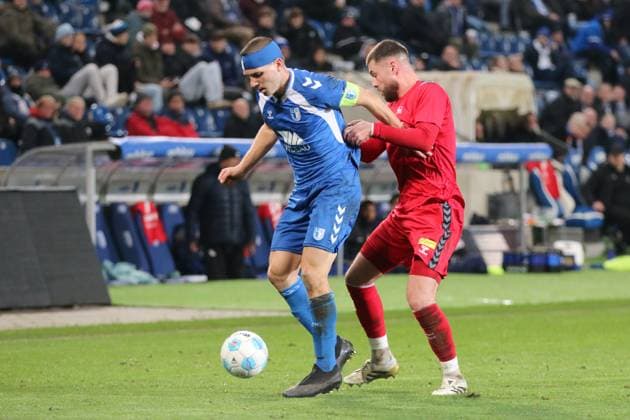 11.11.2025 Fußball Herren 2025 2026 Regionalliga Nordost 15. Spieltag 1. FC Magdeburg II U23 - FC Hertha 03 Zehlendorf Avnet Arena Magdeburg Robert Leipertz (FCM, blau) im Duell mit Magdeburg Sachsen-Anhalt Deutschland