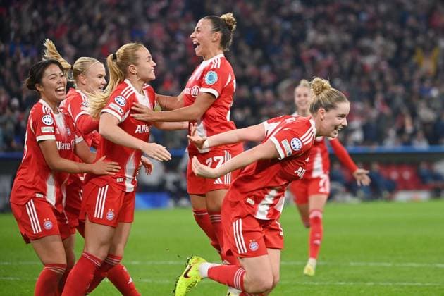 kollektiiver Torjubel um Glodis Perla VIGGOSDOTTIR (FCB( 3.v.li). nach Tor zum 3-2, Jubel,Freude,Begeisterung, Aktion. FC Bayern Muenchen - Arsenal WFC Fussball Champions League der Frauen Matchday 3 am 12.11.2025 A L L I A N Z A R E N A .