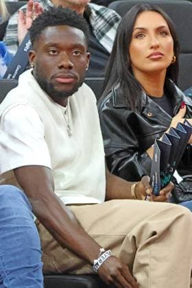 Alphonso Davies und Freundin Sheyenne, Promi, Promis, Porträt, Portrait, Basketball EuroLeague FC Bayern München - FC Barcelona, Barca SAP Garden 12.11.2025 FOTO: Mladen Lackovic LakoPress