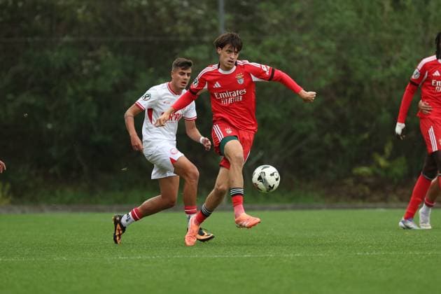 Gil Neves ( SL Benfica U-23 ) in action during the match between SL Benfica U-23 and UD Leiria U-23, valid for Liga Revelacao Sub-23 2025 26 at Benfica Campus on 13 November 2025. Lisbon Benfica Campus Seixal Portugal Copyright: xIMAGOx xPRIMExSPORTSxIMAGESx xFILIPExOLIVEIRAx
